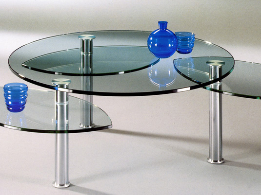 овальный столик из стекла